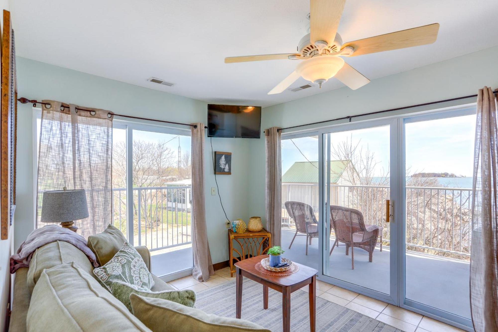 Waterfront Bass Island Retreat With Balcony And Tv Apartment Put-in-Bay Bagian luar foto