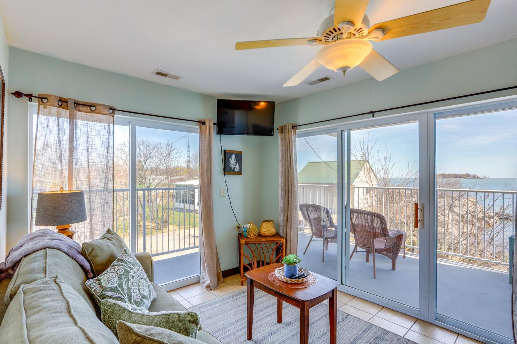 Waterfront Bass Island Retreat With Balcony And Tv Apartment Put-in-Bay Bagian luar foto