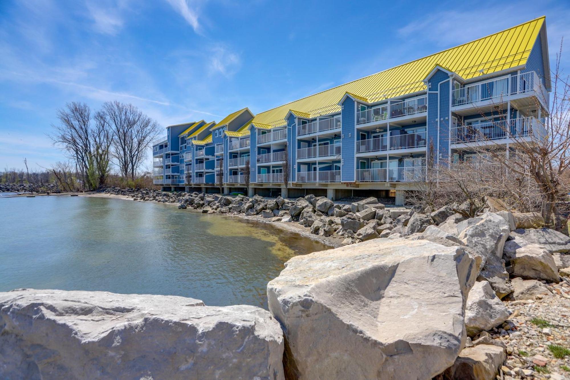 Waterfront Bass Island Retreat With Balcony And Tv Apartment Put-in-Bay Bagian luar foto