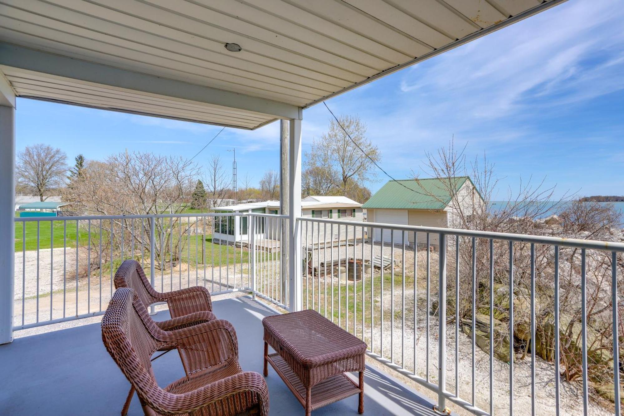 Waterfront Bass Island Retreat With Balcony And Tv Apartment Put-in-Bay Bagian luar foto